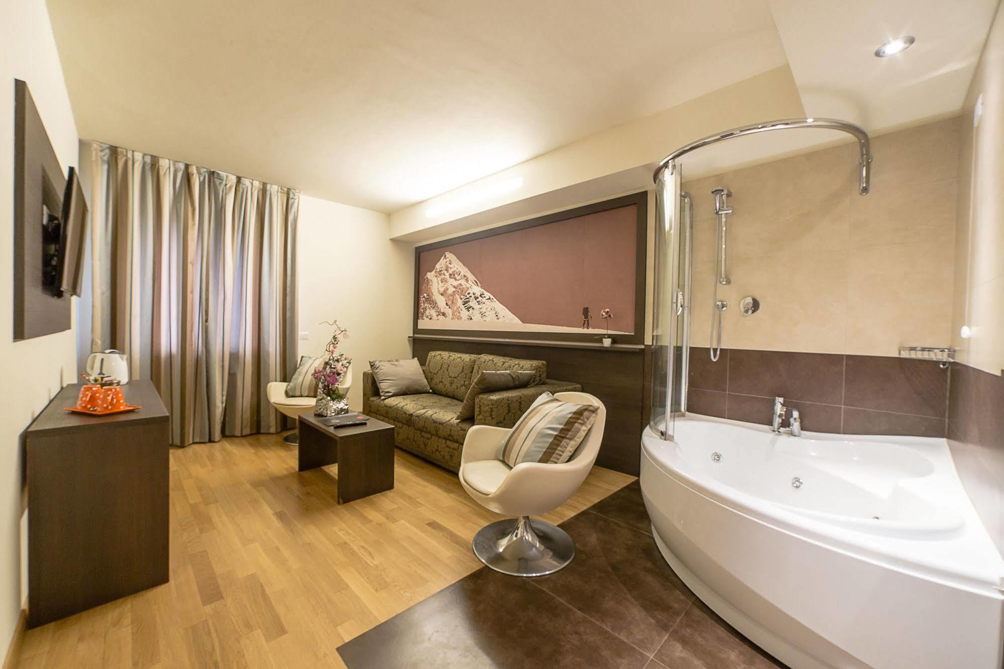 Hb Aosta Hotel & Balcony Spa Eksteriør billede